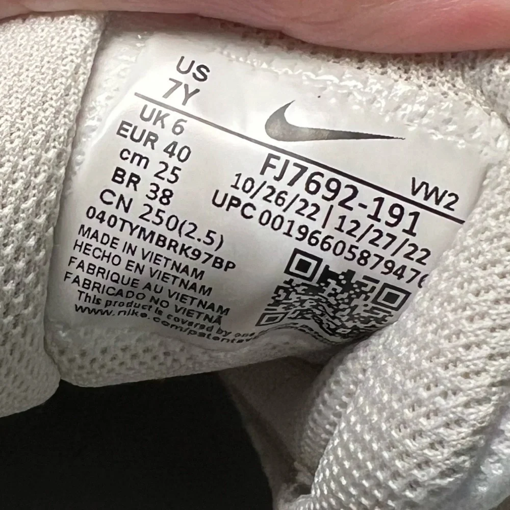 Nike Big Kids Court Borough 2 SE Casual Sneakers